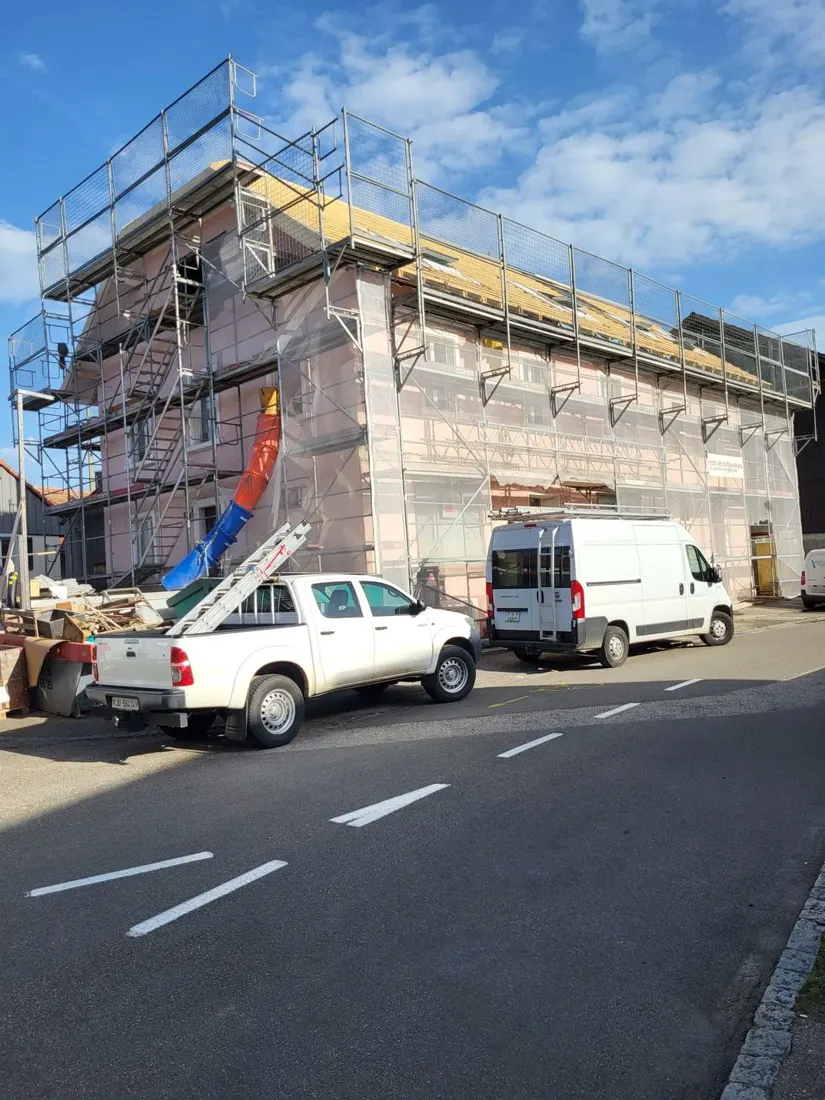 Rénovation d'immeuble, Façade sous échafaudage, travaux en cours